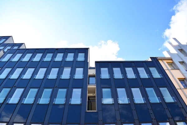 Çelik ve camdan yapılmış modern ofis binası.