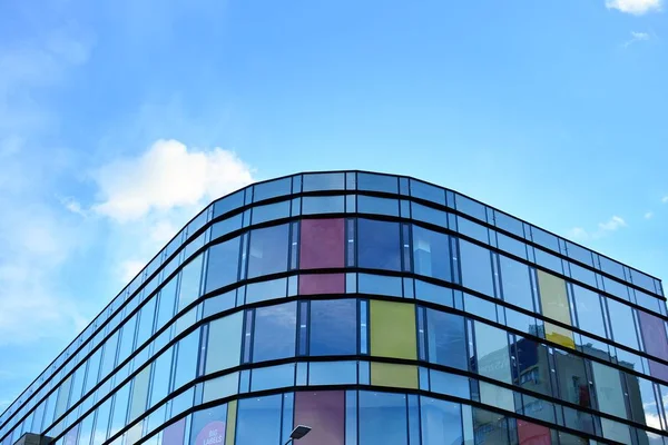 Çelik ve camdan yapılmış modern ofis binası.