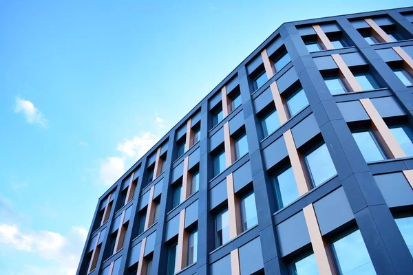 Çelik ve camdan yapılmış modern ofis binası.