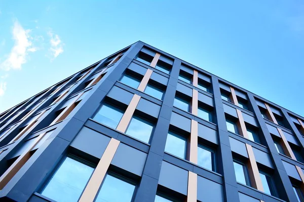 Çelik ve camdan yapılmış modern ofis binası.