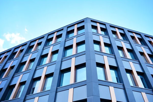 Çelik ve camdan yapılmış modern ofis binası.