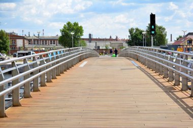 Szczecin, Polonya. 25 Haziran 2018. Şehir Manzaralı şehrin Szczecin, Batı Polonya, nehir bankalar ve uzun boylu yelken gemi bağlantı noktasındaki.