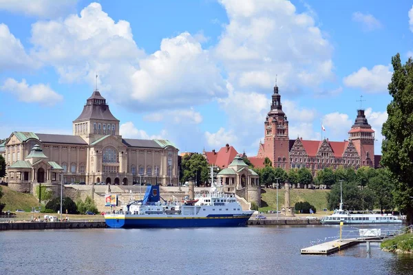 Szczecin, Polonya. 25 Haziran 2018. Şehir Manzaralı şehrin Szczecin, Batı Polonya, nehir bankalar ve uzun boylu yelken gemi bağlantı noktasındaki.