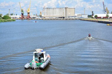 Szczecin, Polonya. 25 Haziran 2018. Şehir Manzaralı şehrin Szczecin, Batı Polonya, nehir bankalar ve uzun boylu yelken gemi bağlantı noktasındaki.