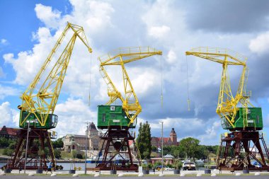 Szczecin, Polonya. 25 Haziran 2018. Şehir Manzaralı şehrin Szczecin, Batı Polonya, nehir bankalar ve uzun boylu yelken gemi bağlantı noktasındaki.