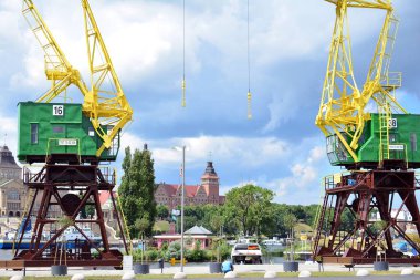 Szczecin, Polonya. 25 Haziran 2018. Şehir Manzaralı şehrin Szczecin, Batı Polonya, nehir bankalar ve uzun boylu yelken gemi bağlantı noktasındaki.