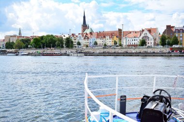 Szczecin, Polonya. 25 Haziran 2018. Şehir Manzaralı şehrin Szczecin, Batı Polonya, nehir bankalar ve uzun boylu yelken gemi bağlantı noktasındaki.