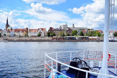 Szczecin, Polonya. 25 Haziran 2018. Şehir Manzaralı şehrin Szczecin, Batı Polonya, nehir bankalar ve uzun boylu yelken gemi bağlantı noktasındaki.