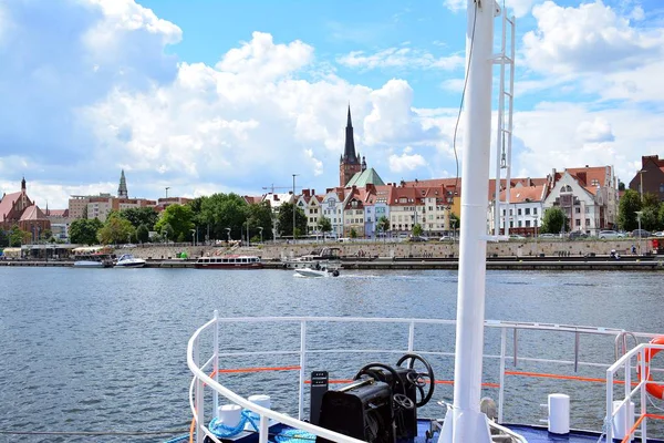 Szczecin, Polonya. 25 Haziran 2018. Şehir Manzaralı şehrin Szczecin, Batı Polonya, nehir bankalar ve uzun boylu yelken gemi bağlantı noktasındaki.