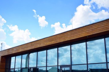 Kentsel arka plan, modern Cam cephe, detay ofis iş Binası