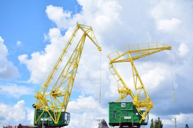 Bir bulutlu gökyüzü karşı eski bir bağlantı noktası vinç detay