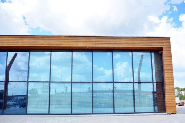 Kentsel arka plan, modern Cam cephe, detay ofis iş Binası