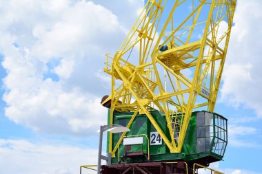 Bir bulutlu gökyüzü karşı eski bir bağlantı noktası vinç detay.