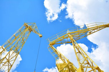 Bir bulutlu gökyüzü karşı eski bir bağlantı noktası vinç detay.