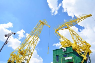 Bir bulutlu gökyüzü karşı eski bir bağlantı noktası vinç detay.