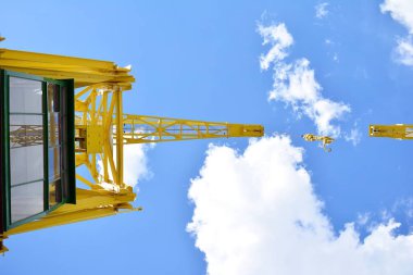 Bir bulutlu gökyüzü karşı eski bir bağlantı noktası vinç detay.