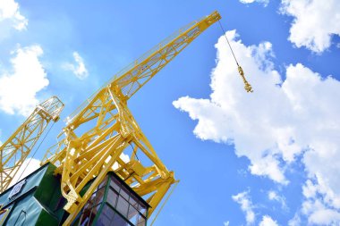 Bir bulutlu gökyüzü karşı eski bir bağlantı noktası vinç detay.