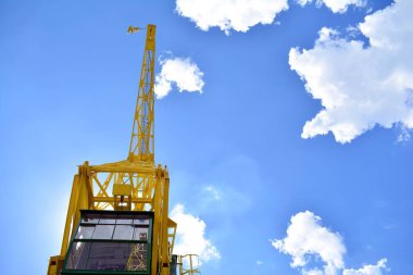 Bir bulutlu gökyüzü karşı eski bir bağlantı noktası vinç detay.