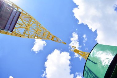 Bir bulutlu gökyüzü karşı eski bir bağlantı noktası vinç detay.