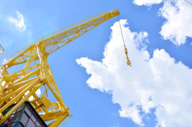 Bir bulutlu gökyüzü karşı eski bir bağlantı noktası vinç detay.