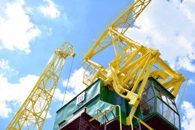 Bir bulutlu gökyüzü karşı eski bir bağlantı noktası vinç detay.