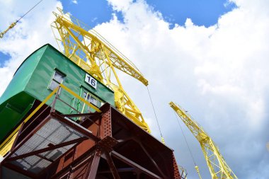 Bir bulutlu gökyüzü karşı eski bir bağlantı noktası vinç detay.