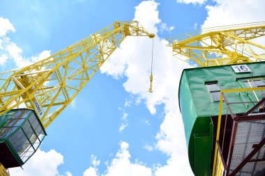 Bir bulutlu gökyüzü karşı eski bir bağlantı noktası vinç detay.