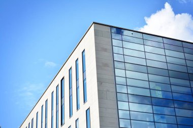 Kentsel arka plan, modern Cam cephe, detay ofis iş Binası
