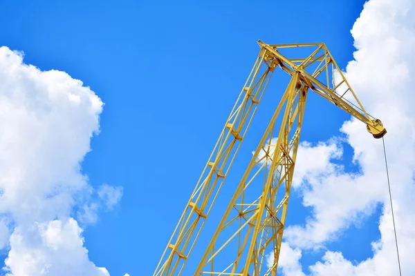 Bir bulutlu gökyüzü karşı eski bir bağlantı noktası vinç detay.