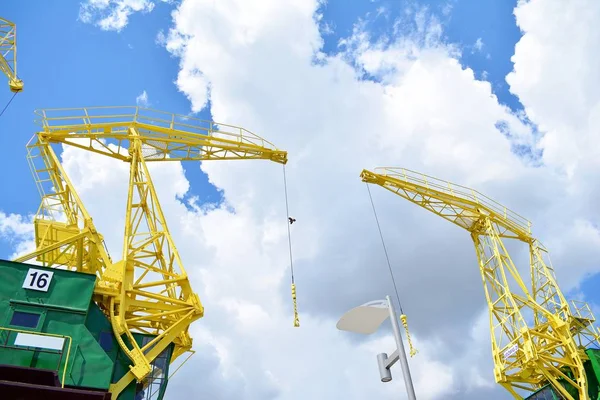 Bir bulutlu gökyüzü karşı eski bir bağlantı noktası vinç detay.