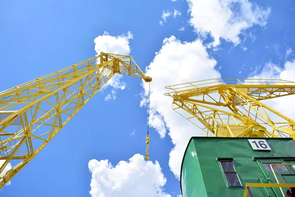 Bir bulutlu gökyüzü karşı eski bir bağlantı noktası vinç detay.