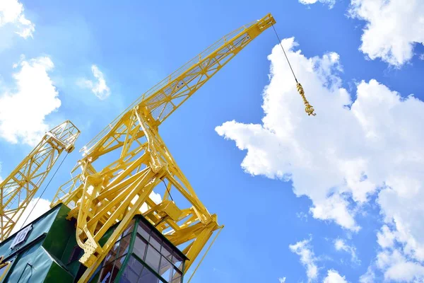 Bir bulutlu gökyüzü karşı eski bir bağlantı noktası vinç detay.