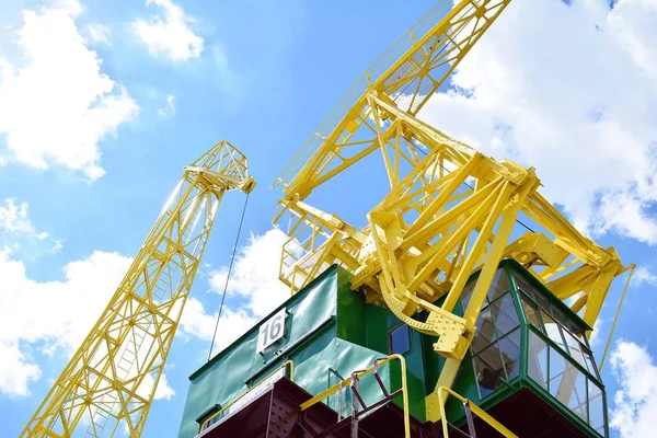 Bir bulutlu gökyüzü karşı eski bir bağlantı noktası vinç detay.