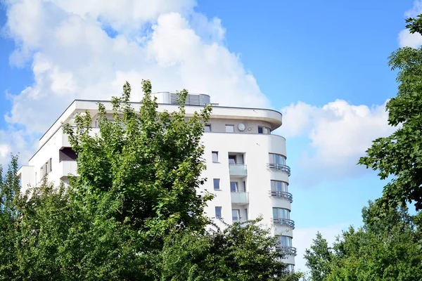 Modernos Edificios Apartamentos Día Soleado Con Cielo Azul Fachada Moderno —  Fotos de Stock