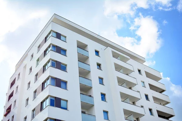 Mavi gökyüzü olan güneşli bir günde modern apartman binaları. Modern bir apartmanın cephesi