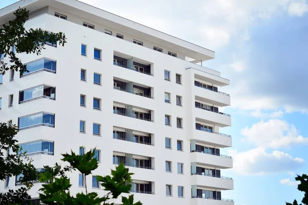 Mavi gökyüzü olan güneşli bir günde modern apartman binaları. Modern bir apartmanın cephesi