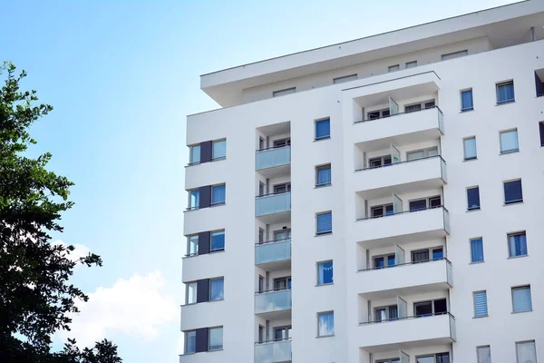 Mavi gökyüzü olan güneşli bir günde modern apartman binaları. Modern bir apartmanın cephesi