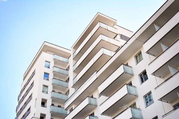 Mavi gökyüzü olan güneşli bir günde modern apartman binaları. Modern bir apartmanın cephesi