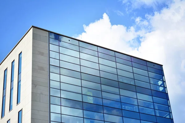 Kentsel arka plan, modern Cam cephe, detay ofis iş Binası