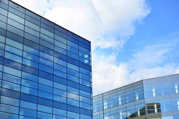Kentsel arka plan, modern Cam cephe, detay ofis iş Binası