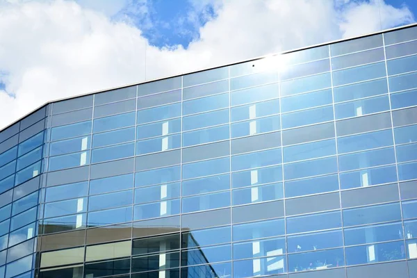 Kentsel arka plan, modern Cam cephe, detay ofis iş Binası