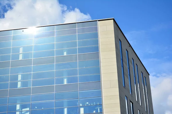 Kentsel arka plan, modern Cam cephe, detay ofis iş Binası