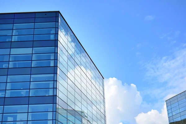 Kentsel arka plan, modern Cam cephe, detay ofis iş Binası