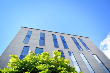 Kentsel arka plan, modern Cam cephe, detay ofis iş Binası