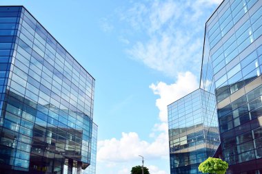 Kentsel arka plan, modern Cam cephe, detay ofis iş Binası