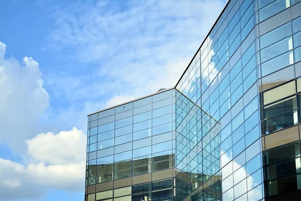 Kentsel arka plan, modern Cam cephe, detay ofis iş Binası