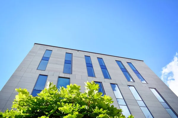 Kentsel arka plan, modern Cam cephe, detay ofis iş Binası