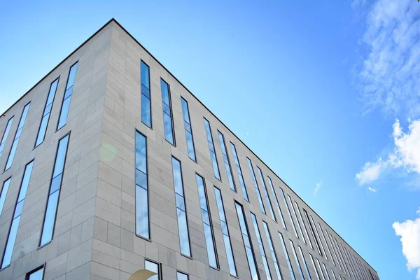 Kentsel arka plan, modern Cam cephe, detay ofis iş Binası