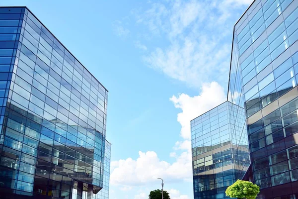 Kentsel arka plan, modern Cam cephe, detay ofis iş Binası