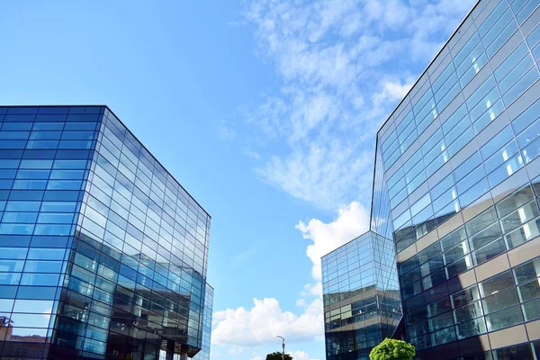 Kentsel arka plan, modern Cam cephe, detay ofis iş Binası